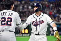 [포토]홈런 세리머니하는 이정후와 위트컴