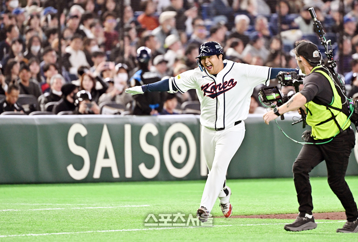 [포토]만루 홈런 문보경, ‘마이애미행 전세기’ 세리머니