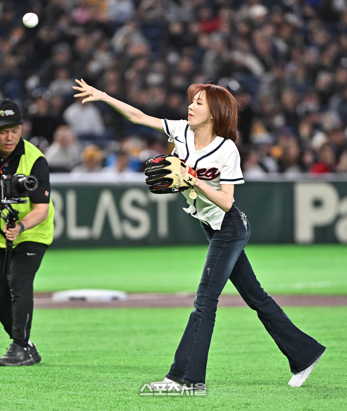 [포토]힘차게 시구하는 레드벨벳 웬디