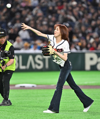 [포토]힘차게 시구하는 레드벨벳 웬디