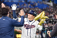 [포토]만루홈런 하이파이브 나누는 문보경