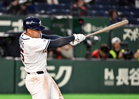 [포토]솔로 홈런 치는 저마이 존스