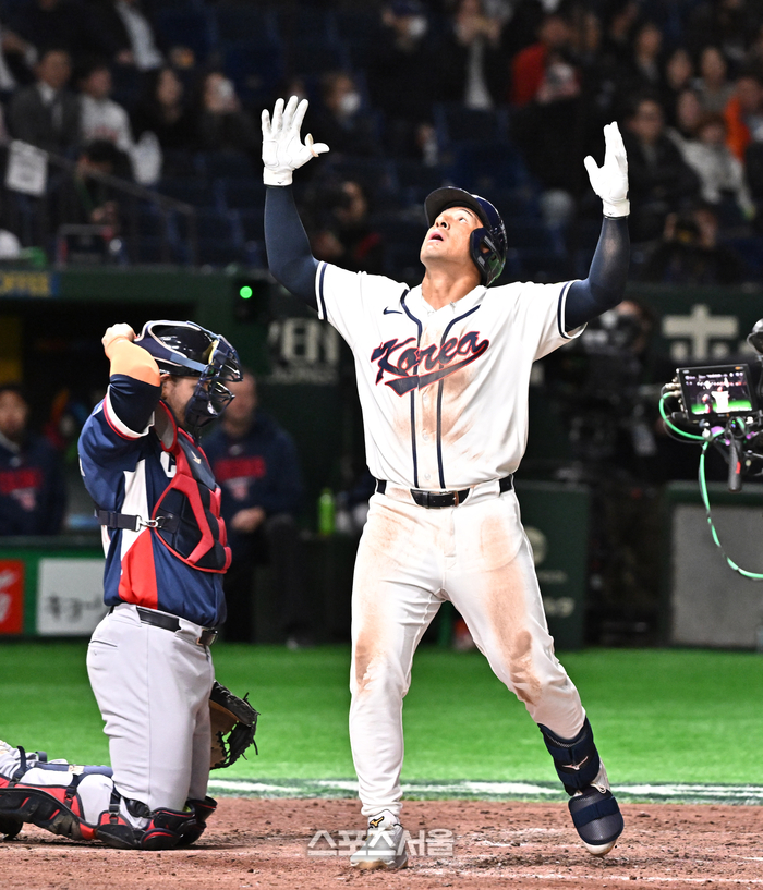 [포토]체코전 솔로 홈런 기록한 저마이 존스