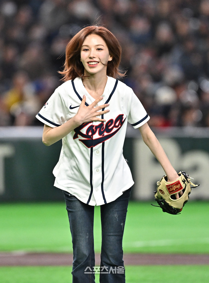 [포토]관중석을 향해 인사하는 레드벨벳 웬디