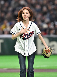 [포토]관중석을 향해 인사하는 레드벨벳 웬디