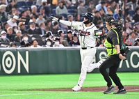 [포토]셰이 위트컴, 솔로 홈런으로 1점 더!