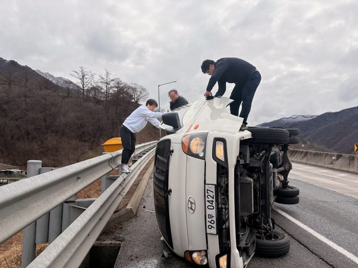 [강원소방]태백서 대원들, 퇴근길 고속도로 전도 차량서 인명 구조