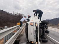 [강원소방]태백서 대원들, 퇴근길 고속도로 전도 차량서 인명 구조