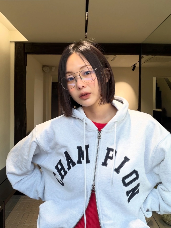 금새록, 안경과 후드티로 완성한 ‘꾸안꾸’ 매력... 연극 ‘불란서 금고’ 준비 완료