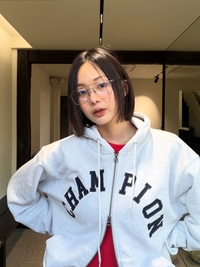 금새록, 안경과 후드티로 완성한 ‘꾸안꾸’ 매력... 연극 ‘불란서 금고’ 준비 완료