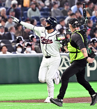 [포토]솔로 홈런 넘긴 셰이 위트컴