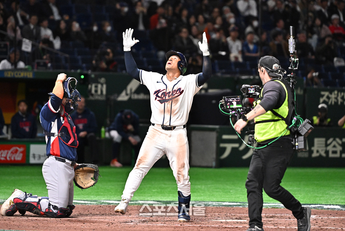 [포토]솔로 홈런 세리머니 하는 저마이 존스