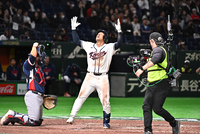 [포토]솔로 홈런 세리머니 하는 저마이 존스