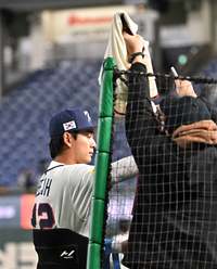 [포토]이정후, 경기 전 팬들을 위해!