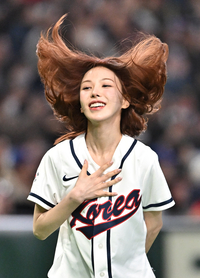 [포토]레드벨벳 웬디, 시구 잘 끝냈어요!