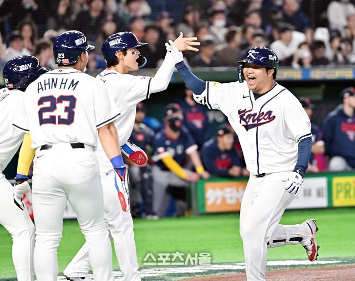 [포토]문보경, 만루 홈런 넘겼어!