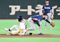 [포토]안타에 2루까지 진루하는 안현민