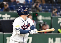 [포토]만루홈런 확인하는 문보경