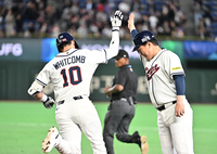 [포토]솔로 홈런으로 추가 득점 뽑아내는 셰이 위트컴