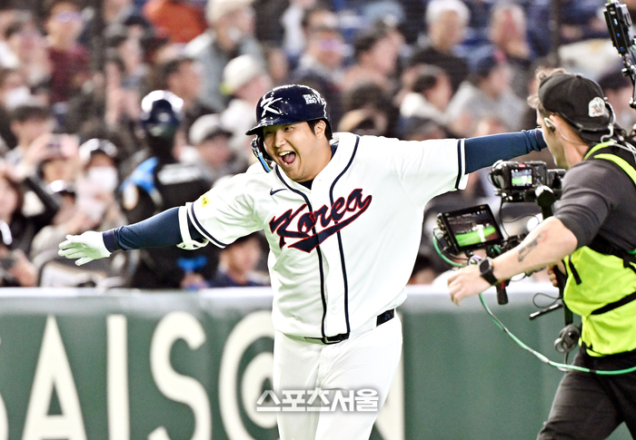 [포토]문보경의 만루홈런으로 앞서 나가는 야구대표팀