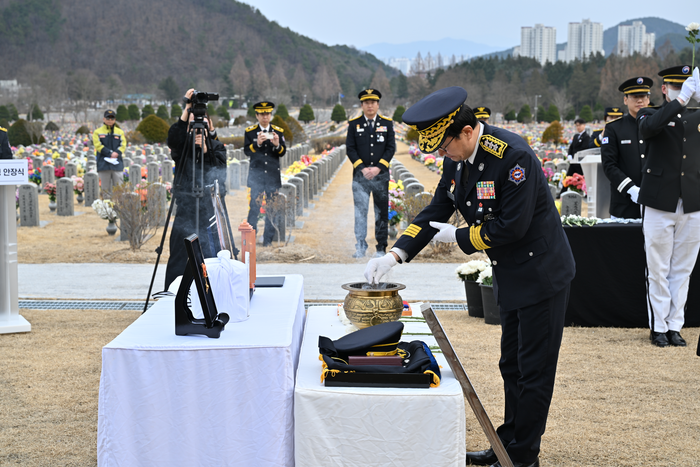 김승룡 소방청장 직무대행, 소방영웅 故 성치인 소방령 마지막 길 배웅