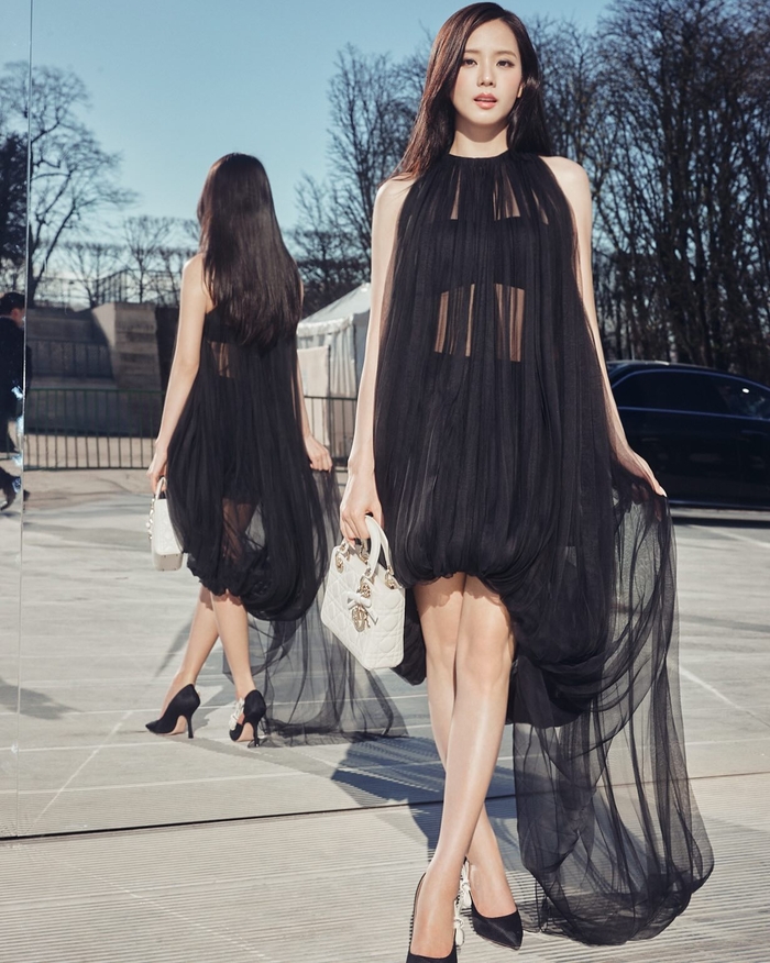 블랙핑크 지수, 파리 수놓은 ‘인간 디올’ 자태