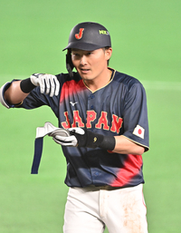 [포토]3안타 경기 만드는 일본의 겐다