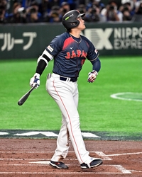 [포토]홈런 타구 확인하는 오타니