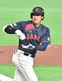 [포토]2루타에 이어 만루 홈런 기록하는 오타니