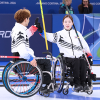 ‘통한의 8엔드 실수’ 백혜진-이용석, 믹스더블 중국에 6-10 패배…“남은 경기 다 이기겠다” [2026 밀라노]