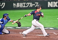 [포토]일본 요시다, 추가 득점 뽑아내는 3루타