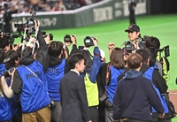 [포토]오타니, 열띤 취재 열기 속에...