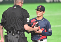 [포토]글러브 확인 받는 야마모토