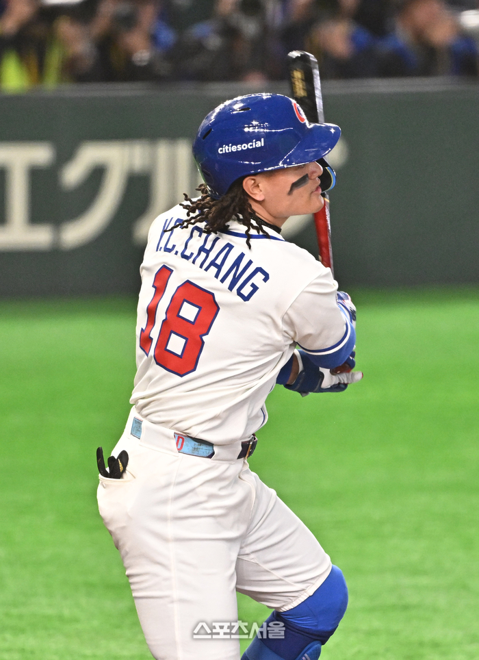 [포토]대만 장위청, 일본전 팀의 첫 안타