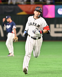 [포토]2점 홈런으로 추격하는 일본의 스즈키