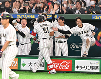 [포토]스즈키의 연타석 홈런을 축하하는 오타니