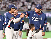 [포토]하이파이브 나누는 이정후와 류현진