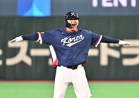 [포토]문보경, 한일전 첫 타석 2타점 2루타