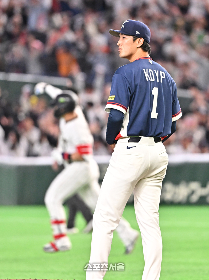 [포토]고영표, 일본 스즈키에게 통한의 2점 홈런 허용
