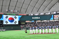 [포토]일본전 나서는 야구대표팀, 태극기를 향해...