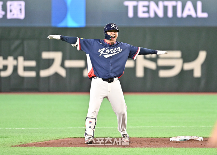 [포토]2타점 2루타에 기뻐하는 문보경