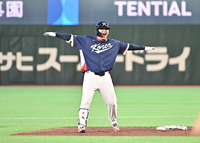 [포토]2타점 2루타에 기뻐하는 문보경