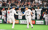 [포토]스즈키의 역전 홈런에 기뻐하는 오타니