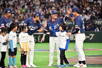 [포토]하이파이브 나누는 안현민과 류지현 감독