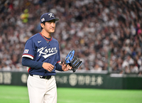 [포토]한일전 3회말 마운드에서 내려가는 고영표