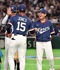 [포토]저마이 존스와 하이파이브 나누는 류지현 감독