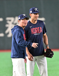 [포토]위트컴과 이야기 나누는 류지현 감독