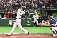 [포토]동점 홈런 넘기는 오타니