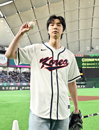 [포토]NCT 쟈니, WBC 한국-대만전 시구에 앞서...