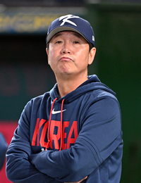 [포토]대만전 준비하는 류지현 감독